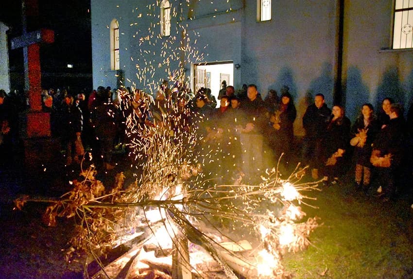 PRAVOSLAVNI VJERNICI SLAVE BADNJE VEČER I BOŽIĆ: Zapaljen badnjak u hramu Svetog Georgija u Požegi