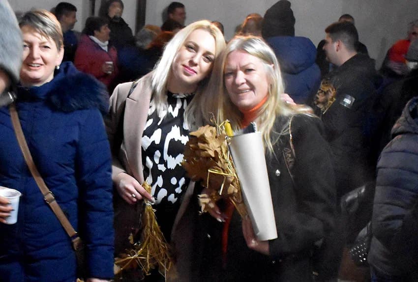 PRAVOSLAVNI VJERNICI SLAVE BADNJE VEČER I BOŽIĆ: Zapaljen badnjak u hramu Svetog Georgija u Požegi