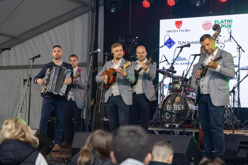 “Čuvajmo običaje zavičaja” u Velikoj: koncert za pamćenje legendarnog Željka Bebeka