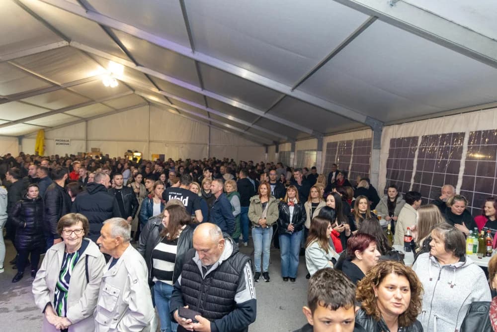 “Čuvajmo običaje zavičaja” u Velikoj: koncert za pamćenje legendarnog Željka Bebeka