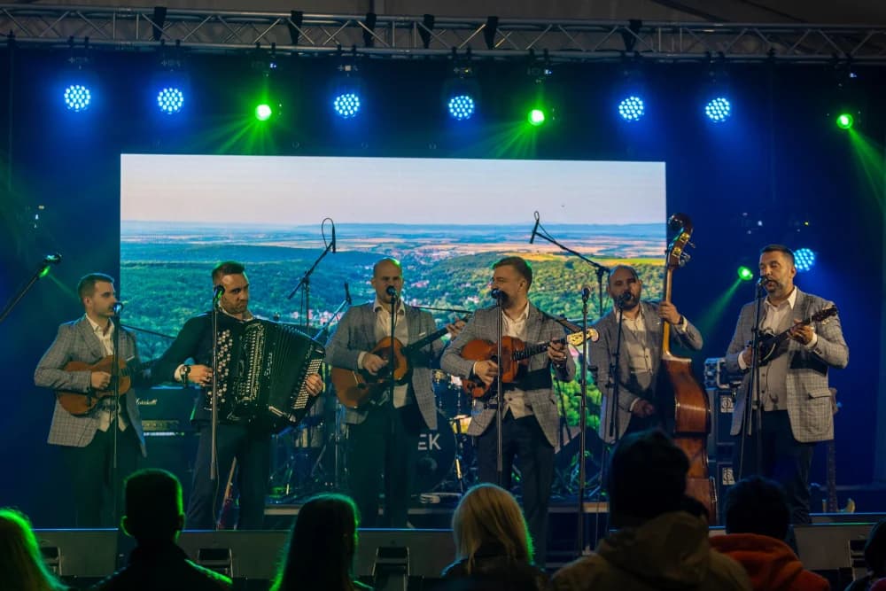 “Čuvajmo običaje zavičaja” u Velikoj: koncert za pamćenje legendarnog Željka Bebeka