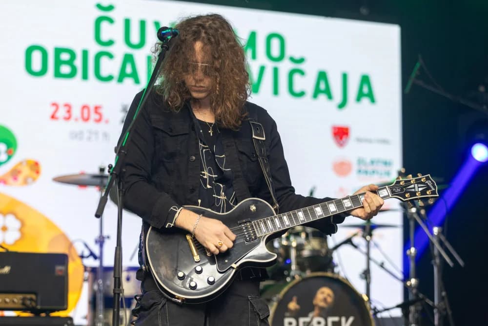 “Čuvajmo običaje zavičaja” u Velikoj: koncert za pamćenje legendarnog Željka Bebeka