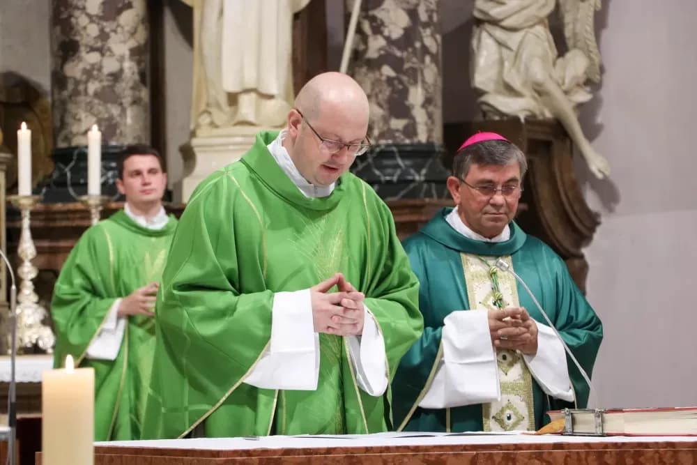 Uveden u službu novi kateralni župnik vlč. Krunosalv Juraković