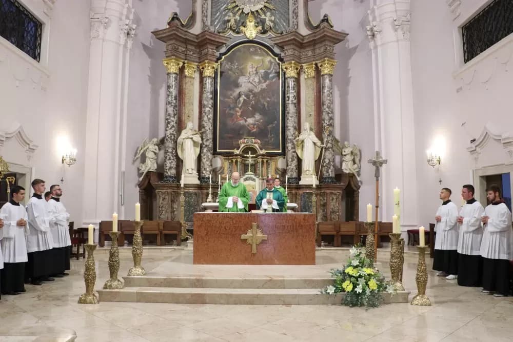 Uveden u službu novi kateralni župnik vlč. Krunosalv Juraković