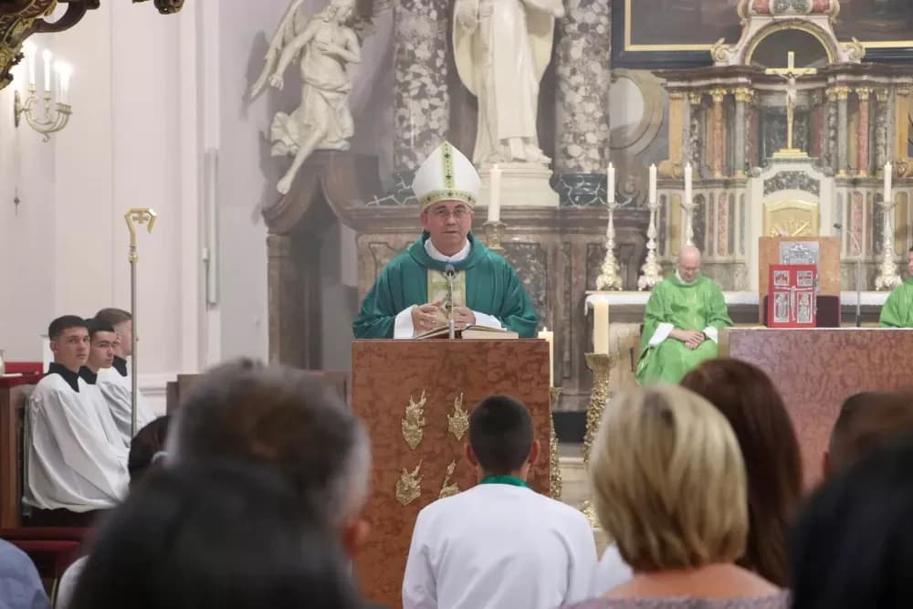 Uveden u službu novi kateralni župnik vlč. Krunosalv Juraković