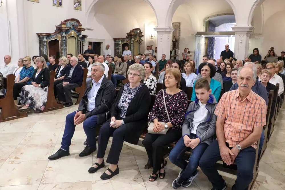 Uveden u službu novi kateralni župnik vlč. Krunosalv Juraković