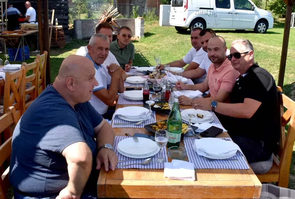 /FOTOGALERIJA/ Iz Zlatnog Luga se širio miris ribljih specijaliteta na sve strane te primamio brojne goste