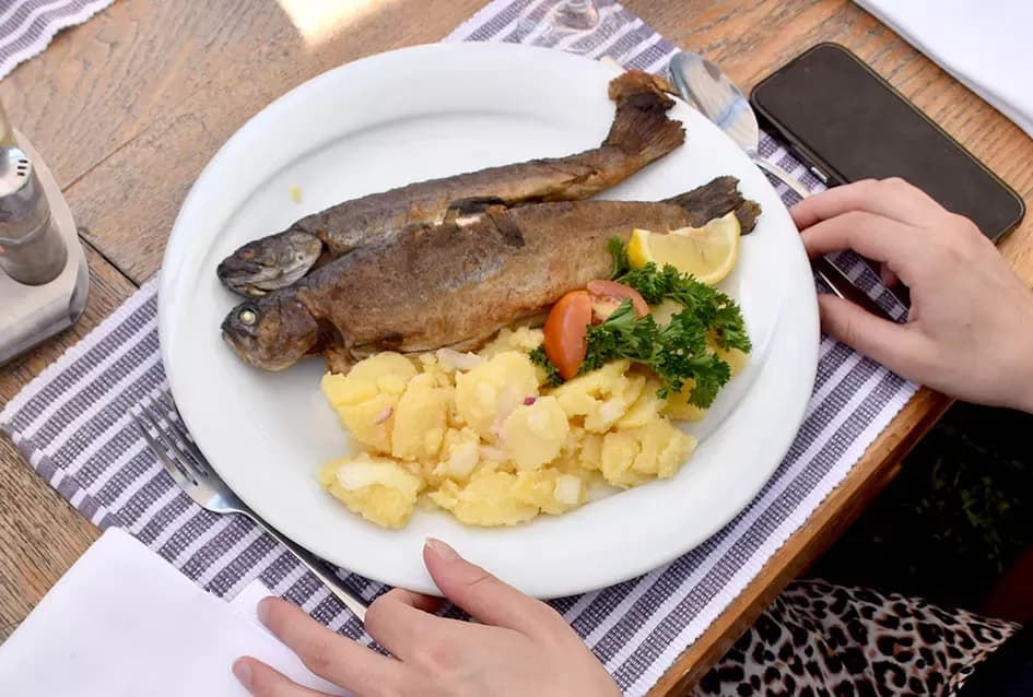 /FOTOGALERIJA/ Iz Zlatnog Luga se širio miris ribljih specijaliteta na sve strane te primamio brojne goste