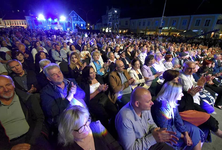 (FOTOGALERIJA) Festivalski koncert u čast Ćiri Gašparcu- obitelji plaketa zahvale za njegov doprinos glazbenoj baštini