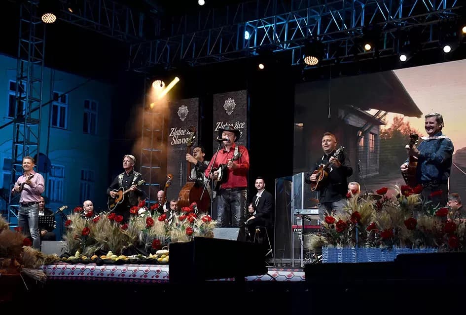 (VELIKA FOTOGALERIJA) Zlatne žice  Slavonije iznjedrile nove tamburaške hitove