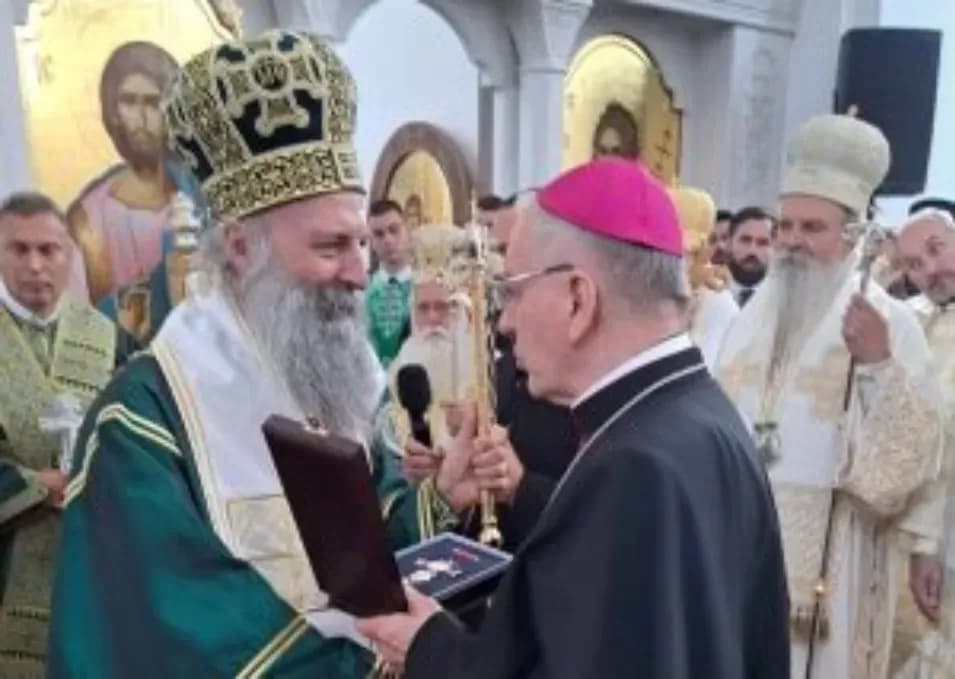 PAKRAČKI EPISKOP ODLIKOVAO BISKUPA ŠKVORČEVIĆA U NAZOČNOSTI STIPE MESIĆA I MILORADA DODIKA