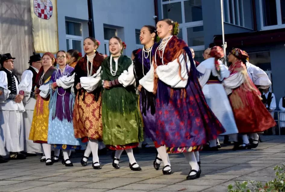 (FOTOGALERIJA) Bogatu smotru nakon nastupa desetak folklornih skupina začinili davorski tamburaši Satir