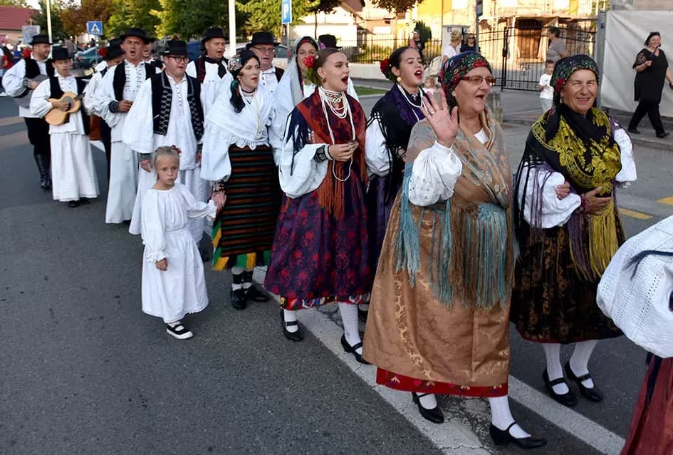 (FOTOGALERIJA) Bogatu smotru nakon nastupa desetak folklornih skupina začinili davorski tamburaši Satir