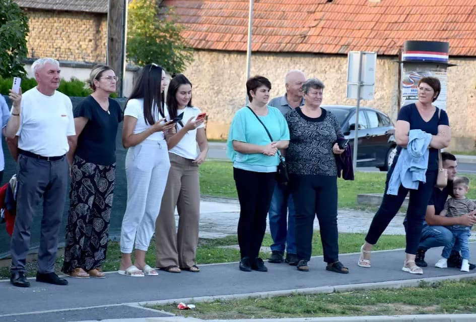 (FOTOGALERIJA) Bogatu smotru nakon nastupa desetak folklornih skupina začinili davorski tamburaši Satir