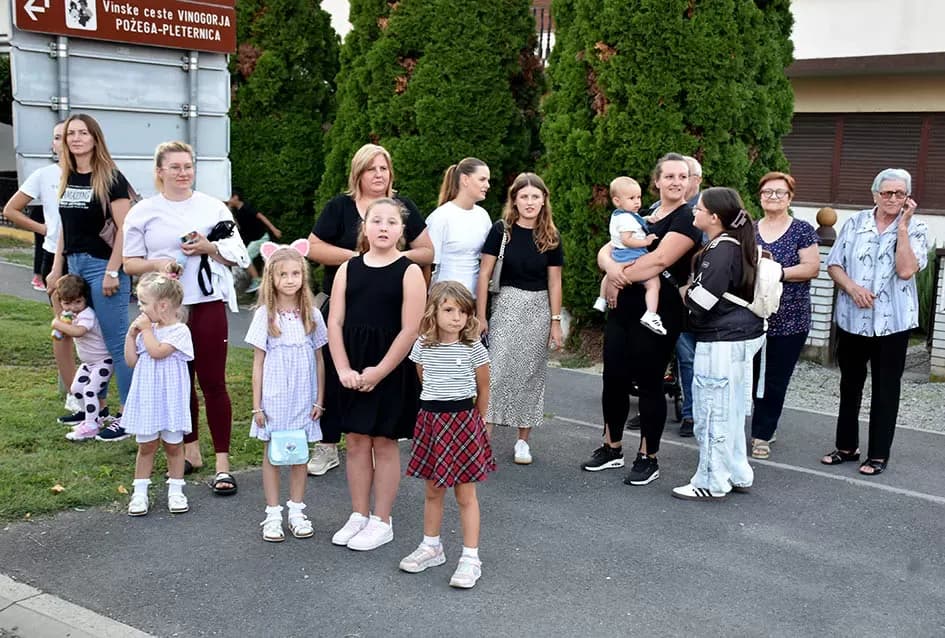 (FOTOGALERIJA) Bogatu smotru nakon nastupa desetak folklornih skupina začinili davorski tamburaši Satir