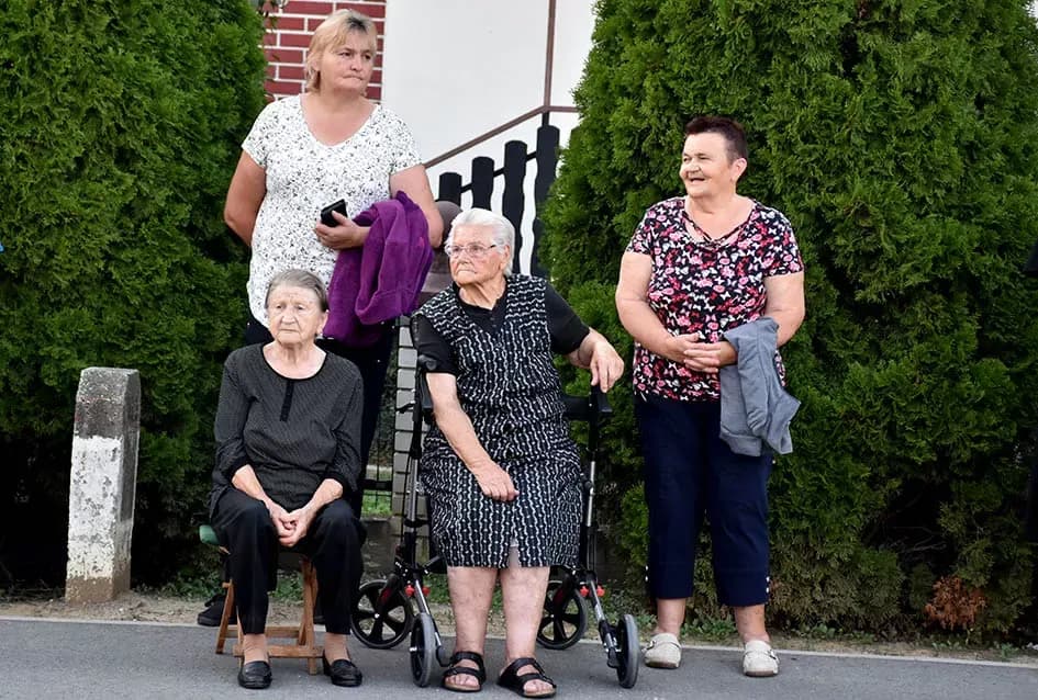 (FOTOGALERIJA) Bogatu smotru nakon nastupa desetak folklornih skupina začinili davorski tamburaši Satir