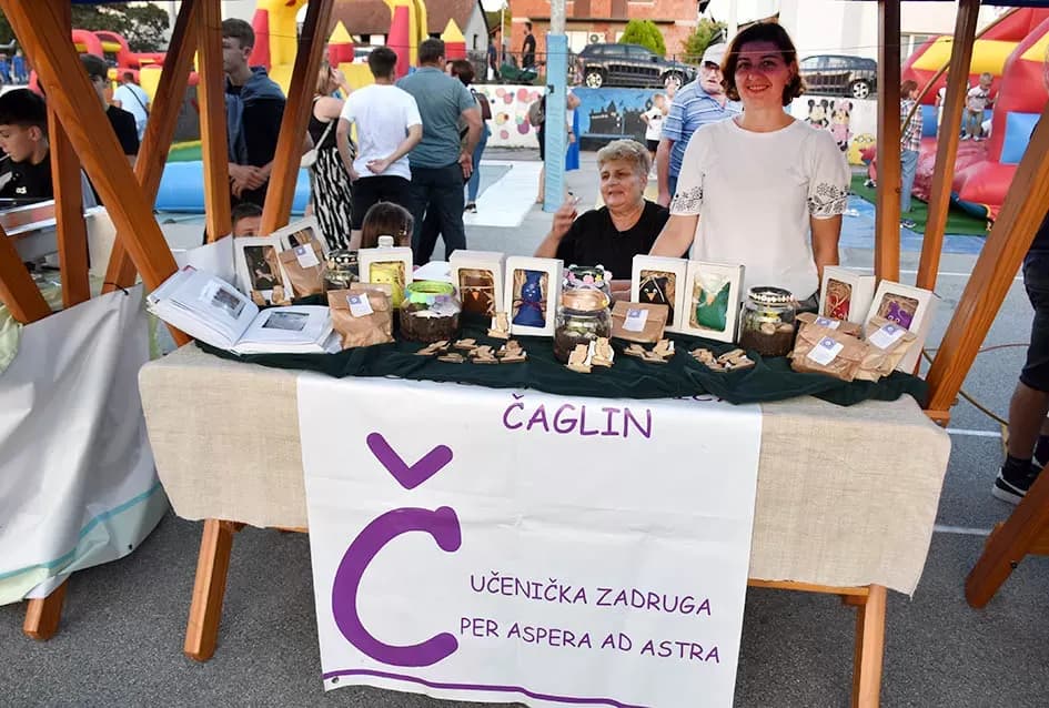 (FOTOGALERIJA) Bogatu smotru nakon nastupa desetak folklornih skupina začinili davorski tamburaši Satir