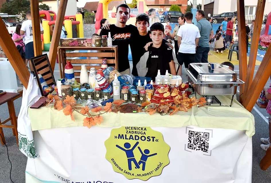(FOTOGALERIJA) Bogatu smotru nakon nastupa desetak folklornih skupina začinili davorski tamburaši Satir