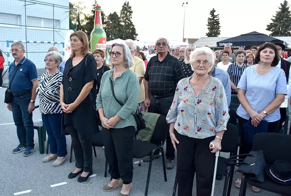 (FOTOGALERIJA) Bogatu smotru nakon nastupa desetak folklornih skupina začinili davorski tamburaši Satir