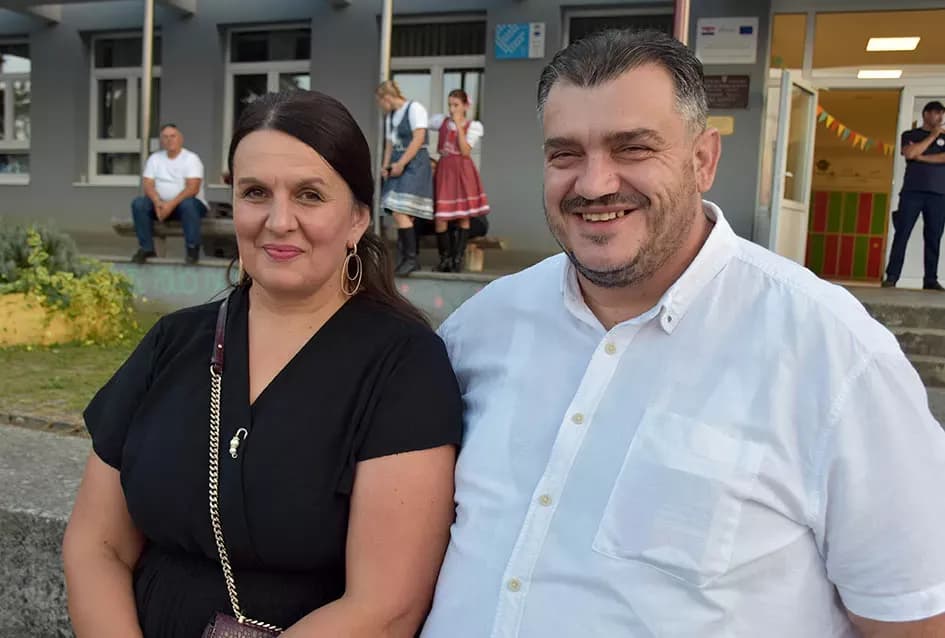 (FOTOGALERIJA) Bogatu smotru nakon nastupa desetak folklornih skupina začinili davorski tamburaši Satir