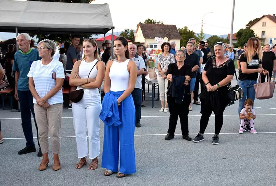 (FOTOGALERIJA) Bogatu smotru nakon nastupa desetak folklornih skupina začinili davorski tamburaši Satir