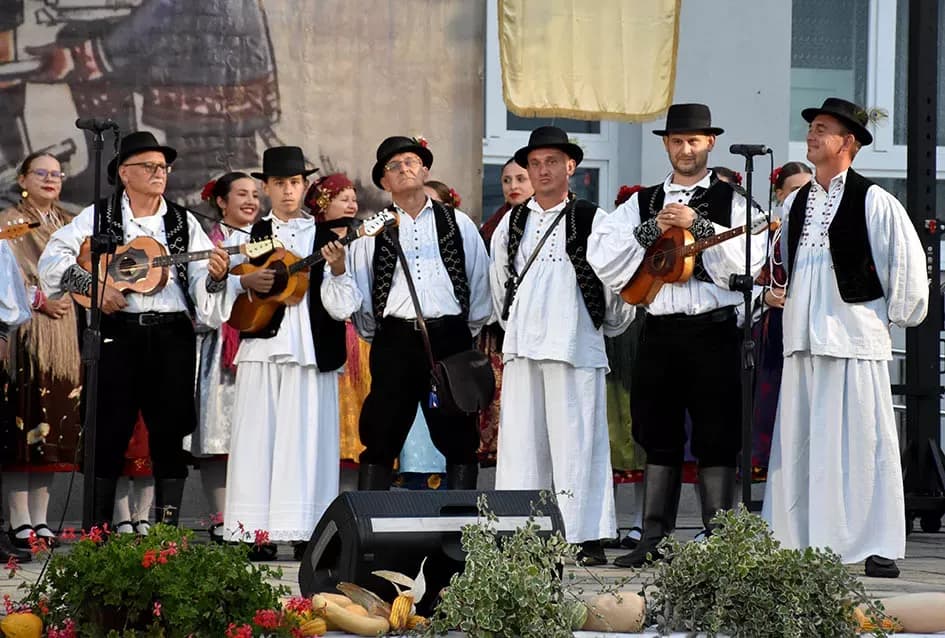 (FOTOGALERIJA) Bogatu smotru nakon nastupa desetak folklornih skupina začinili davorski tamburaši Satir