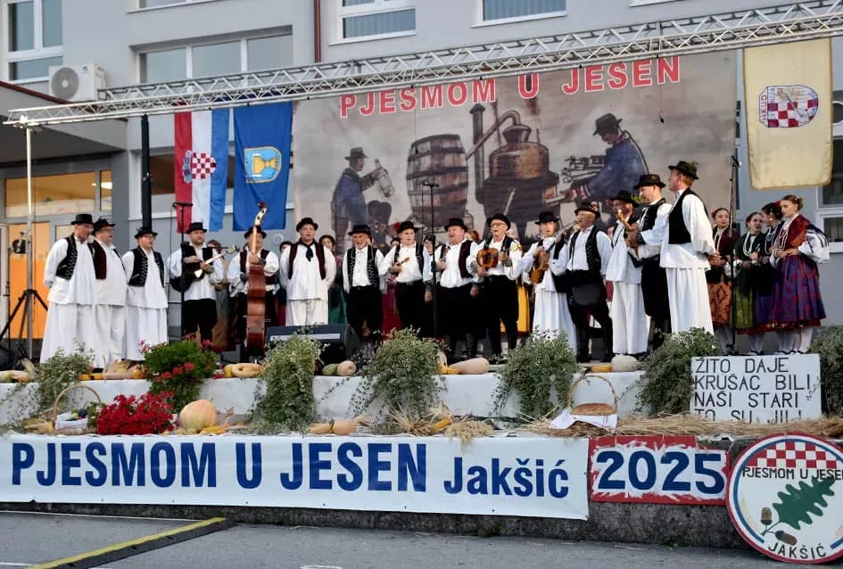 (FOTOGALERIJA) Bogatu smotru nakon nastupa desetak folklornih skupina začinili davorski tamburaši Satir