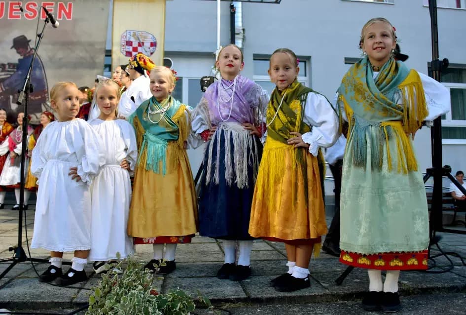 (FOTOGALERIJA) Bogatu smotru nakon nastupa desetak folklornih skupina začinili davorski tamburaši Satir