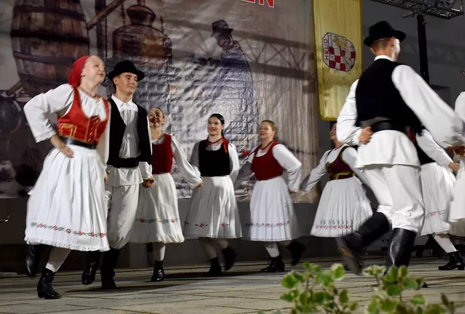 (FOTOGALERIJA) Bogatu smotru nakon nastupa desetak folklornih skupina začinili davorski tamburaši Satir