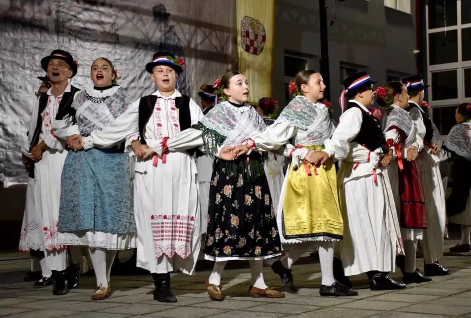 (FOTOGALERIJA) Bogatu smotru nakon nastupa desetak folklornih skupina začinili davorski tamburaši Satir