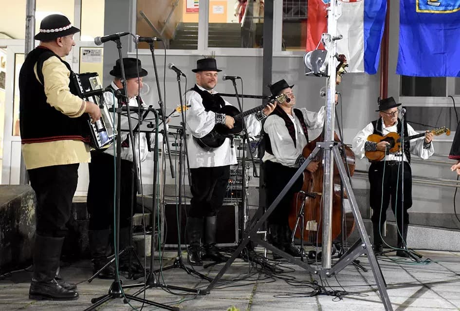 (FOTOGALERIJA) Bogatu smotru nakon nastupa desetak folklornih skupina začinili davorski tamburaši Satir