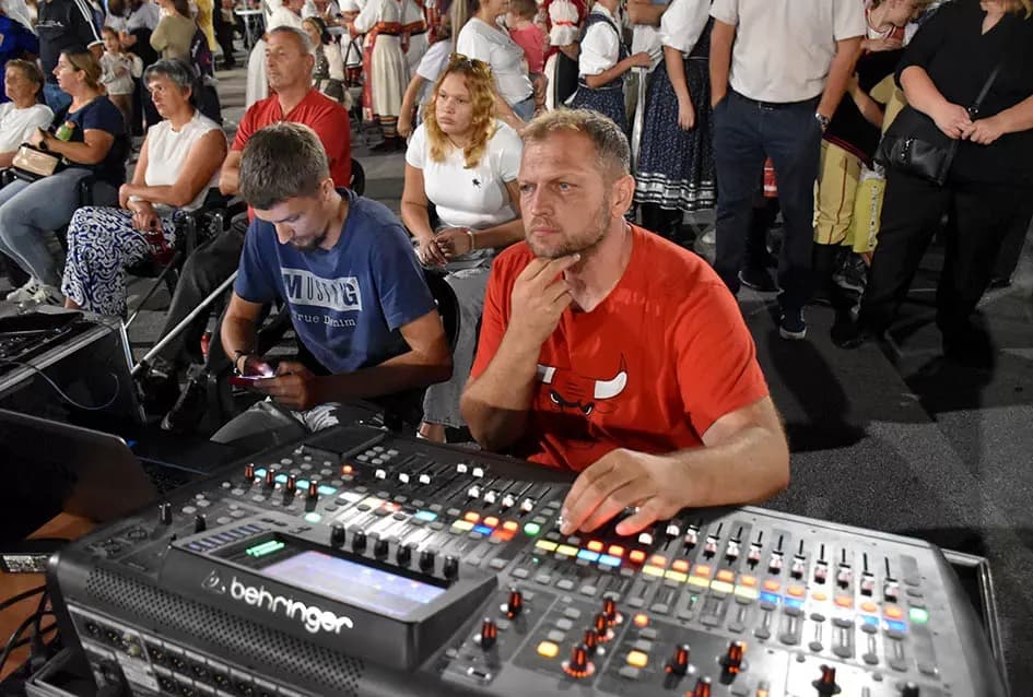 (FOTOGALERIJA) Bogatu smotru nakon nastupa desetak folklornih skupina začinili davorski tamburaši Satir