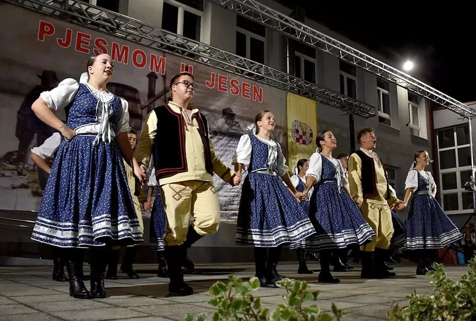 (FOTOGALERIJA) Bogatu smotru nakon nastupa desetak folklornih skupina začinili davorski tamburaši Satir