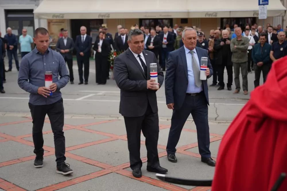(FOTOGALERIJA) Prigodan program uz mimohod ulicama grada povodom Dana branitelja Požeško-slavonske županije