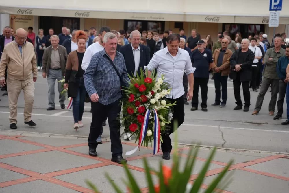 (FOTOGALERIJA) Prigodan program uz mimohod ulicama grada povodom Dana branitelja Požeško-slavonske županije