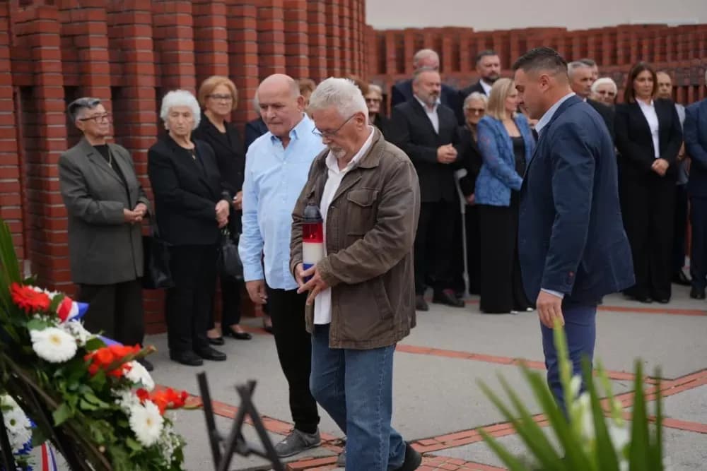 (FOTOGALERIJA) Prigodan program uz mimohod ulicama grada povodom Dana branitelja Požeško-slavonske županije