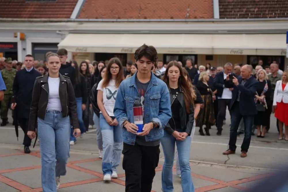 (FOTOGALERIJA) Prigodan program uz mimohod ulicama grada povodom Dana branitelja Požeško-slavonske županije