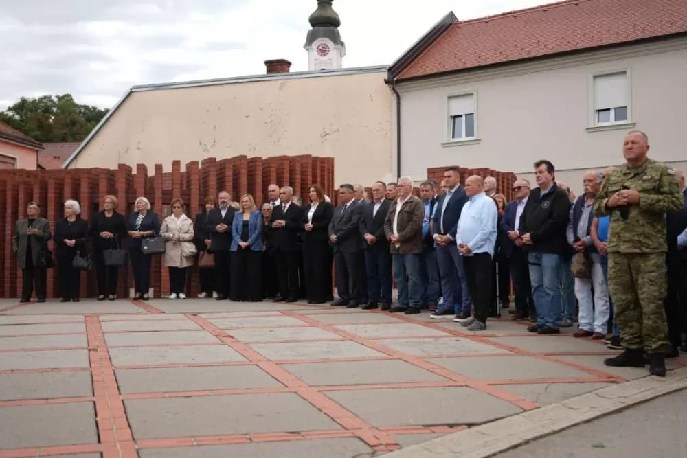 (FOTOGALERIJA) Prigodan program uz mimohod ulicama grada povodom Dana branitelja Požeško-slavonske županije