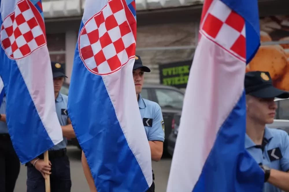 (FOTOGALERIJA) Prigodan program uz mimohod ulicama grada povodom Dana branitelja Požeško-slavonske županije