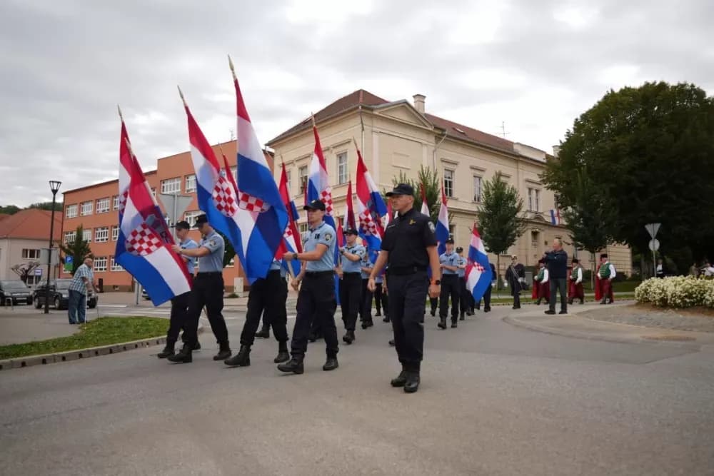 (FOTOGALERIJA) Prigodan program uz mimohod ulicama grada povodom Dana branitelja Požeško-slavonske županije