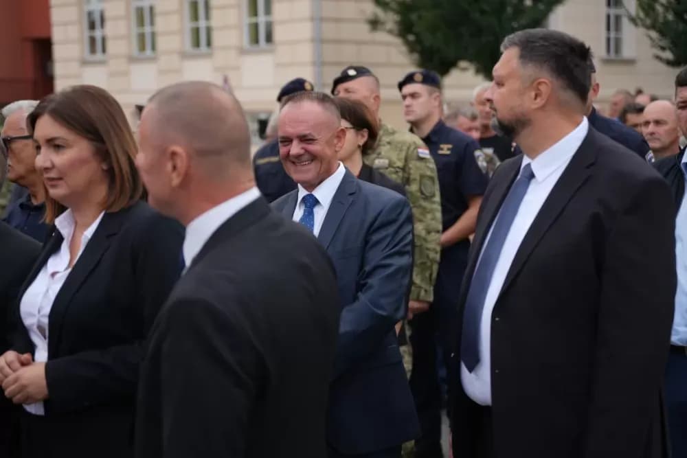 (FOTOGALERIJA) Prigodan program uz mimohod ulicama grada povodom Dana branitelja Požeško-slavonske županije