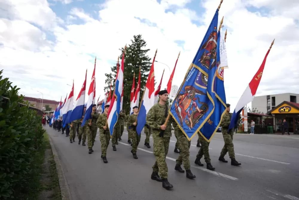 (FOTOGALERIJA) Prigodan program uz mimohod ulicama grada povodom Dana branitelja Požeško-slavonske županije