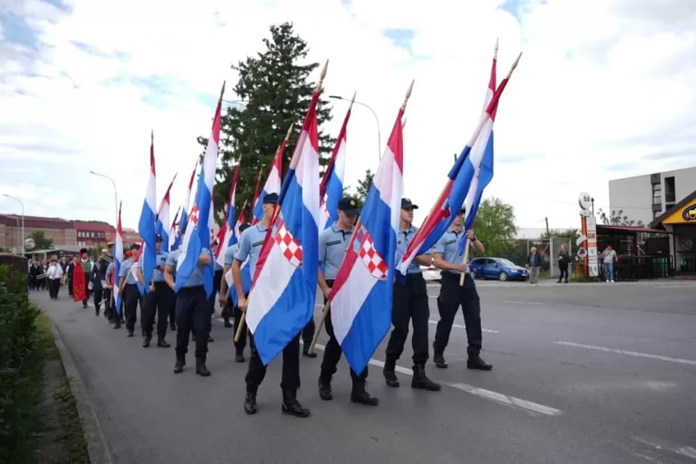 (FOTOGALERIJA) Prigodan program uz mimohod ulicama grada povodom Dana branitelja Požeško-slavonske županije