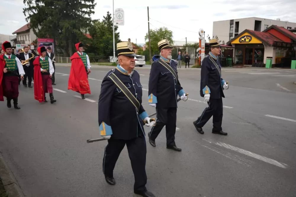 (FOTOGALERIJA) Prigodan program uz mimohod ulicama grada povodom Dana branitelja Požeško-slavonske županije