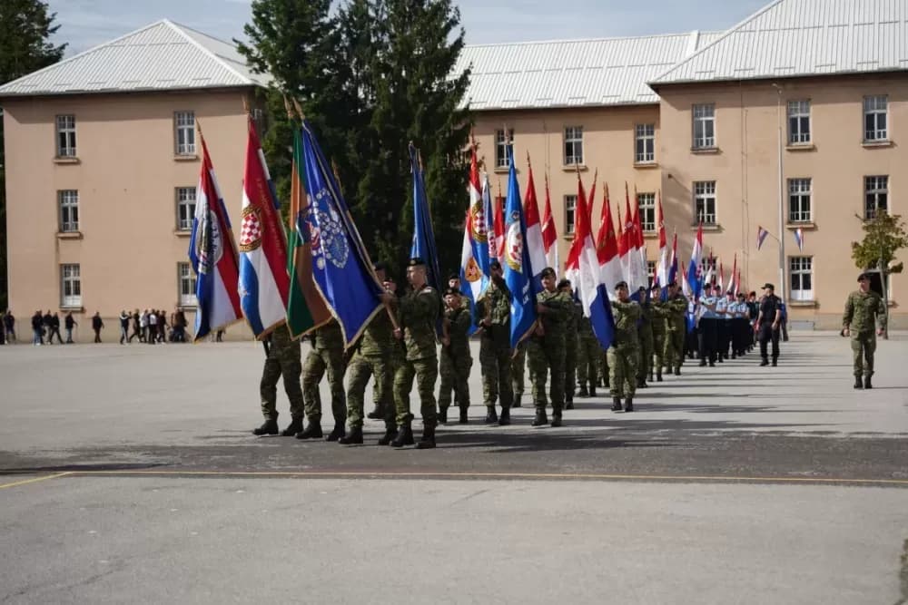 (FOTOGALERIJA) Prigodan program uz mimohod ulicama grada povodom Dana branitelja Požeško-slavonske županije