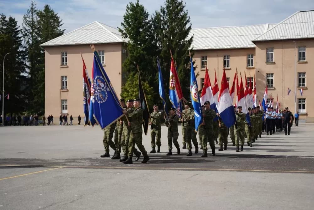 (FOTOGALERIJA) Prigodan program uz mimohod ulicama grada povodom Dana branitelja Požeško-slavonske županije