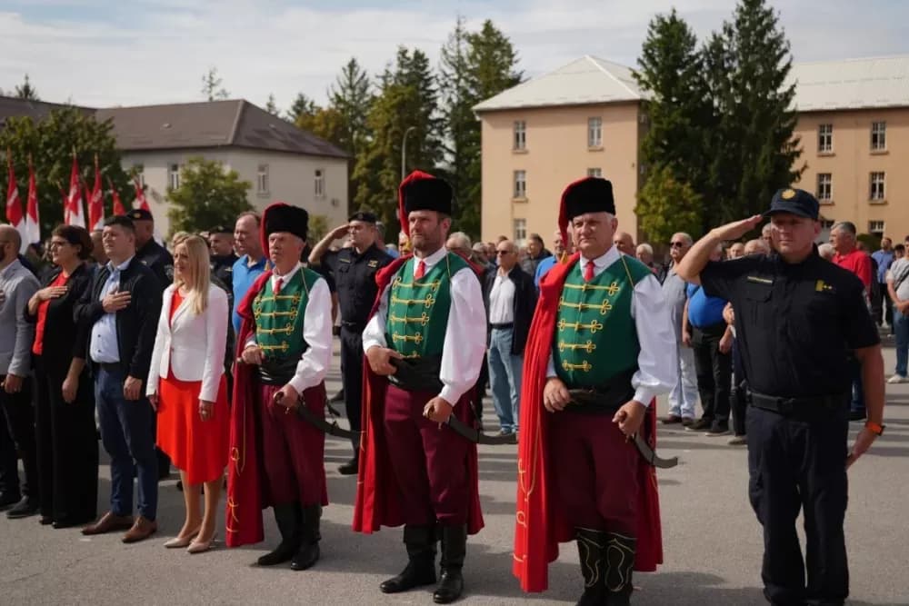 (FOTOGALERIJA) Prigodan program uz mimohod ulicama grada povodom Dana branitelja Požeško-slavonske županije