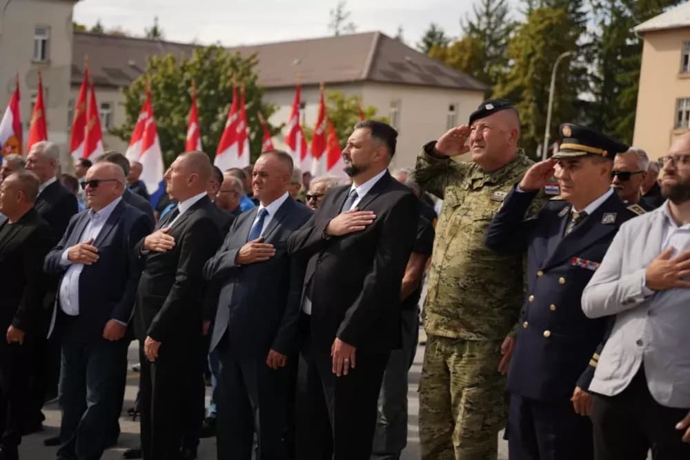 (FOTOGALERIJA) Prigodan program uz mimohod ulicama grada povodom Dana branitelja Požeško-slavonske županije