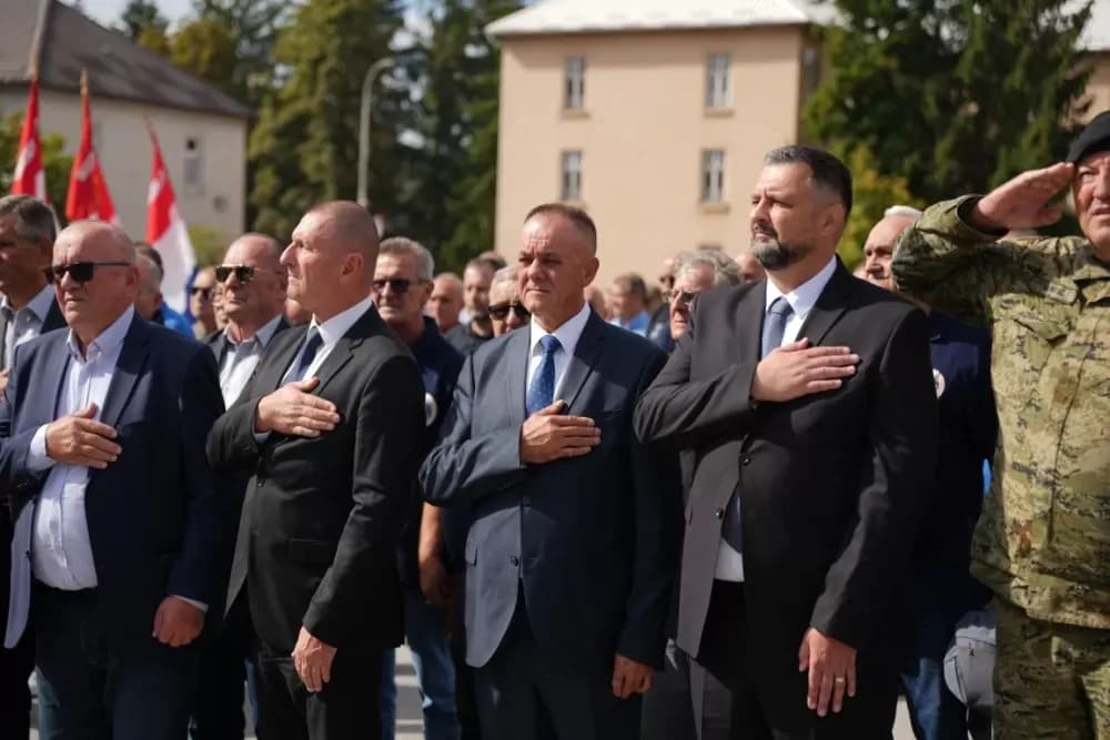 (FOTOGALERIJA) Prigodan program uz mimohod ulicama grada povodom Dana branitelja Požeško-slavonske županije