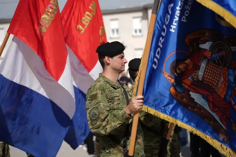(FOTOGALERIJA) Prigodan program uz mimohod ulicama grada povodom Dana branitelja Požeško-slavonske županije